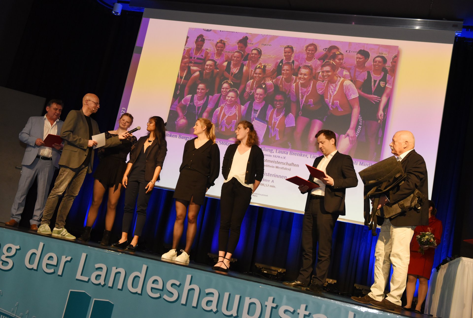 Steuerfrau Joti Mirdha und ein Teil des Achters (Inken Bargstedt, Mareike Stölzner, Laura Brenker), der bei den Deutschen Großbootmeisterschaften über 1000 Meter reüssierte. Ihre rudernden Kolleginnen bescherten dem Mainzer-Ruder-Verein zudem einen Sprinttitel über 350 Meter im Vierer ohne Steuerfrau.