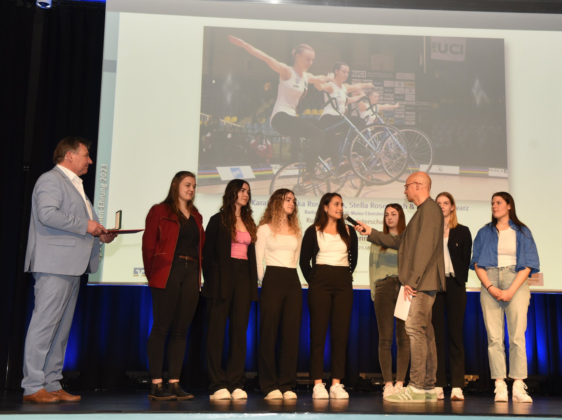 Ein ganz besonderes Erlebnis hatten Tijem Karatas, Annika und Stella Rosenbach sowie Milena Schwarz: Das Quartett des RV Ebersheim wurde in Mainz, im Otto-Schott-Gymnasium, Deutscher Meister im Vierer-Kunstradfahren. Ihre Titelsammlung komplettierten sie bei den Europa- und den Weltmeisterschaften...