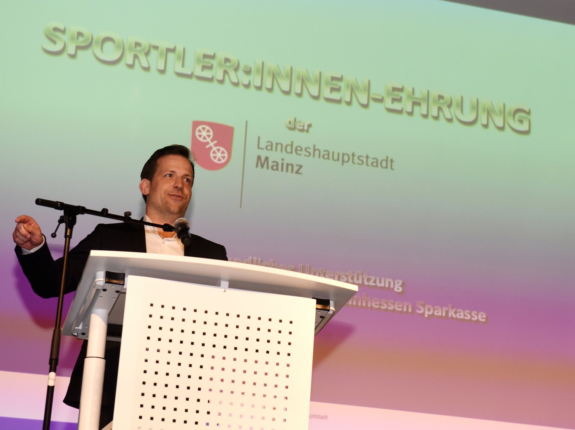 Premiere: Erstmals nahm Nino Haase an einer Mainzer Sportlerehrung teil. Der neue Oberbürgermeister freute sich und fühlte sich geehrt, unter lauter Siegern zu sein...