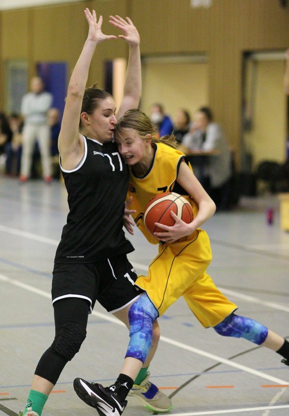 Livia Rammrath (r.) und der SC Lerchenberg waren als U14 der HTG Bad Homburg hoffnungslos unterlegen. Ins Turnier am Sonntag gehen sie zuversichtlich.