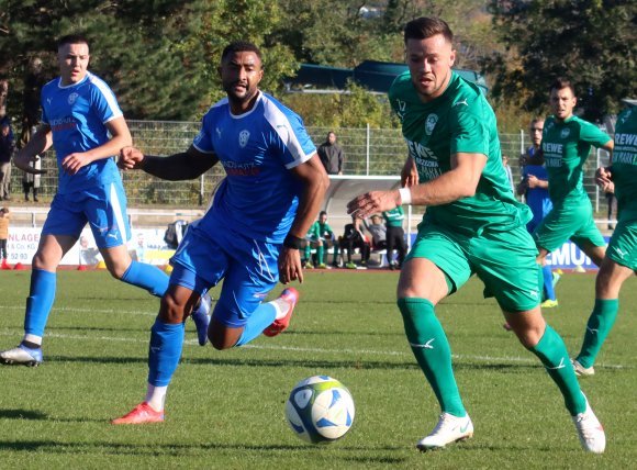 Vorige Saison traf Jonas Becker (r.) mit der SpVgg Ingelheim in der Landesliga auf Fortuna Mombach (M. Joseph Meier). Dorthin wollen beide Klubs zurück, die deutlich besseren Karten vor dem Derby am Sonntag haben die Ingelheimer.