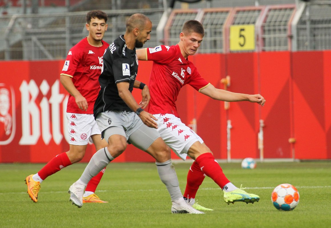 Danny Schmidt erzielte recht früh in Koblenz die Führung für die Mainzer U23, doch leichter machte dies die Aufgabe auf dem unebenen Untergrund im Stadion Oberwerth nicht.