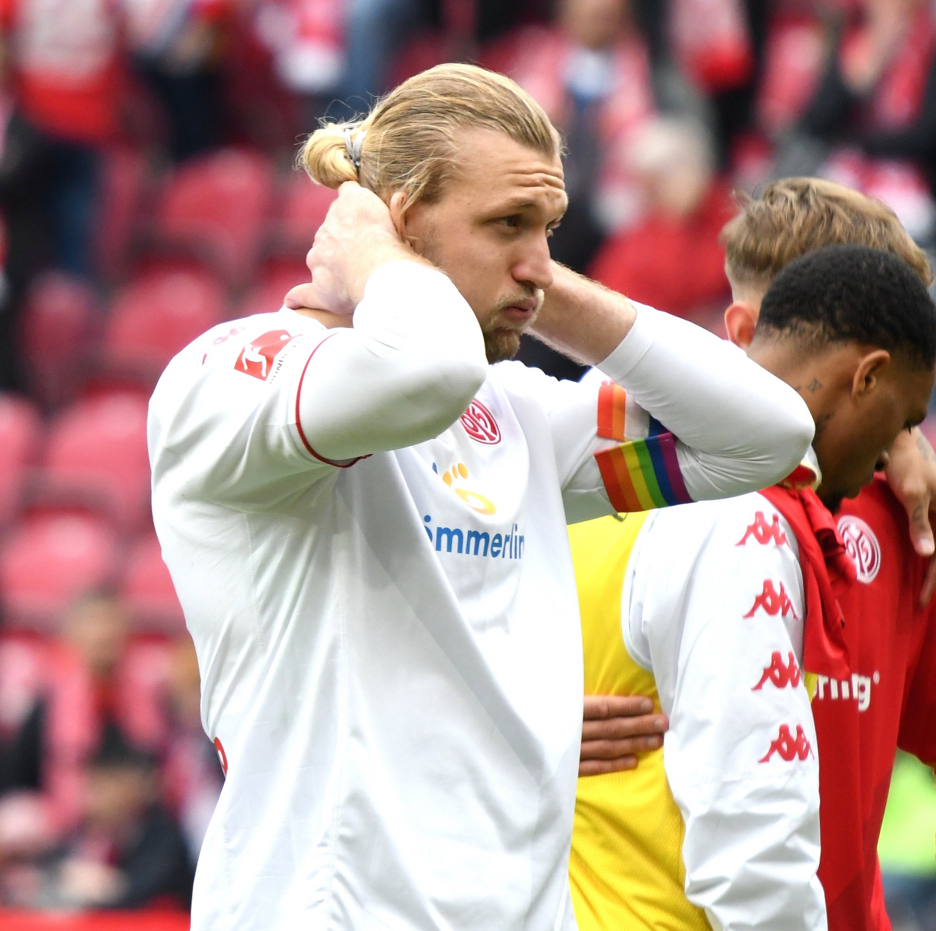 Schwer zu verdauendes Unentschieden: Robin Zentner nach dem Schlusspfiff vor der Mainzer Westkurve…