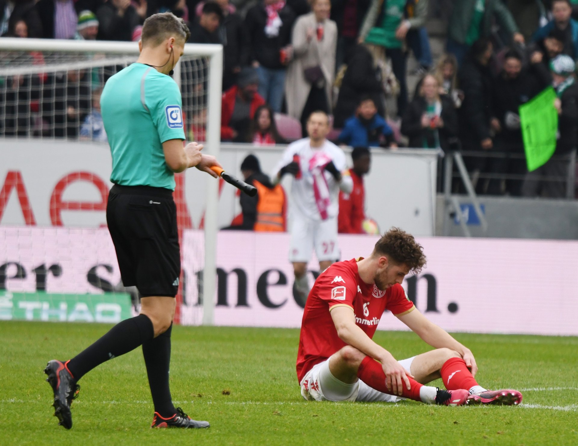 …Anton Stach kann’s auch im Sitzen kaum fassen. Dem Mittelfeldspieler...