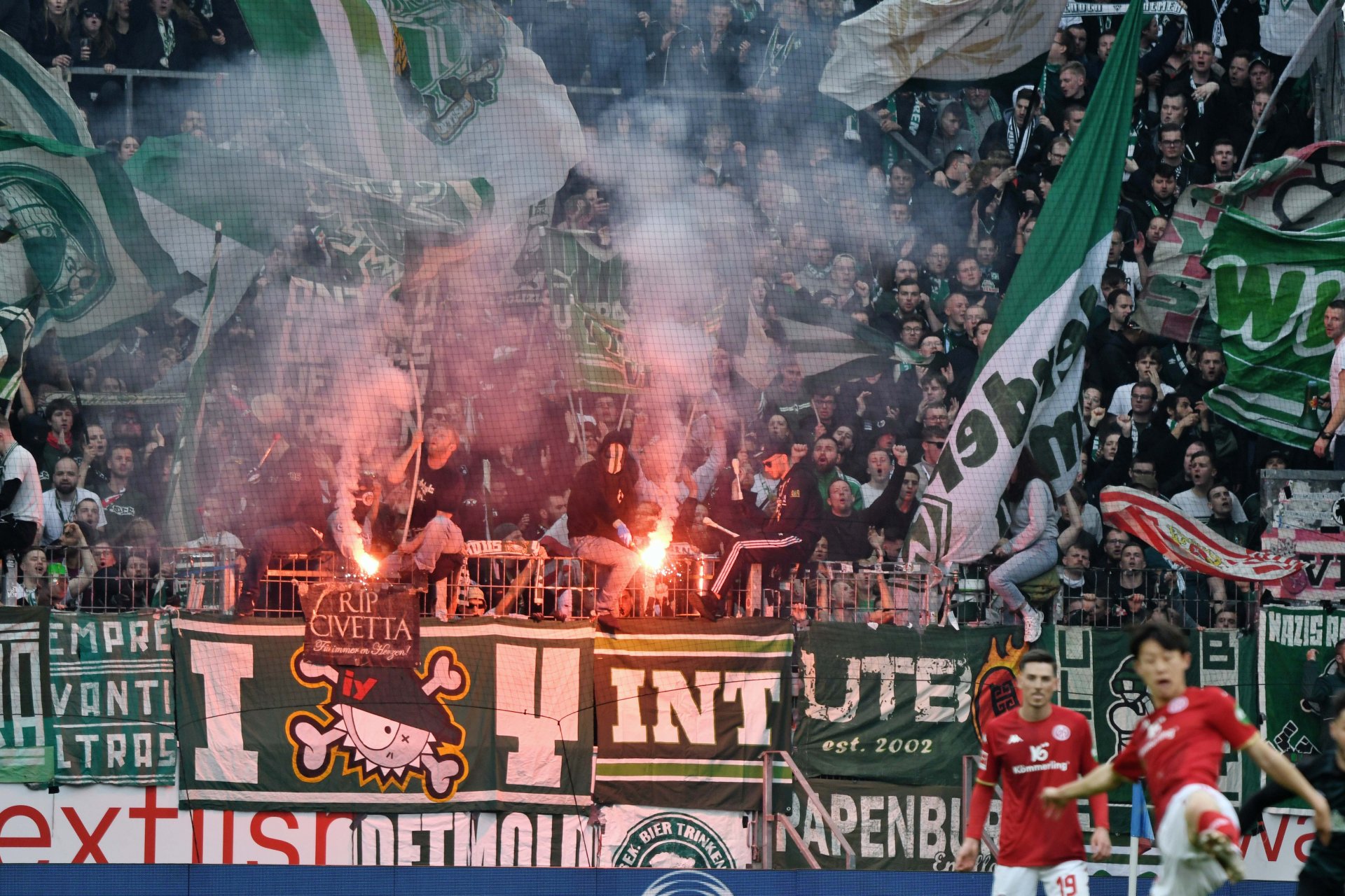 Dem Feuerwerk im Bremer Block, das Stadionsprecher Andreas Bockius zu Ermahnungen in Dauerschleife nötigte…