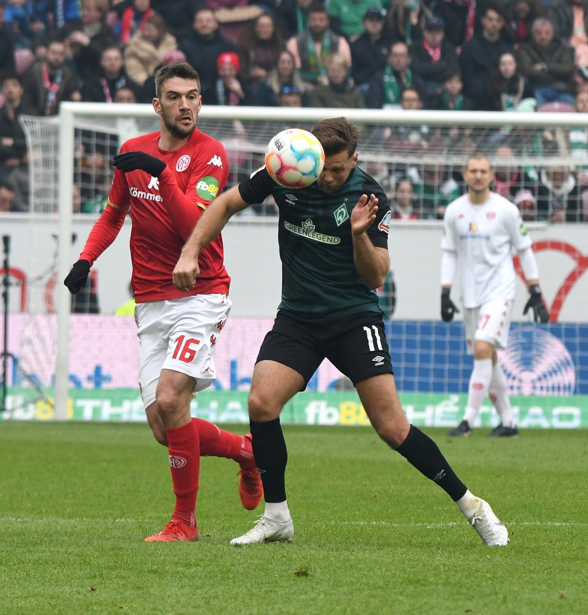 Von einem taktischen Fehler sprach Stefan Bell (l.) wie auch Trainer Bo Svensson bei der Analyse des 1:1...