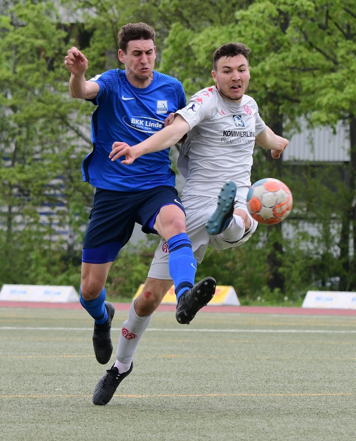 Nils Gans, hier im 05-Trikot gegen den langjährigen Schott-Torjäger Janek Ripplinger, wird nächste Saison für den Klub von der Karlsbader Straße spielen.