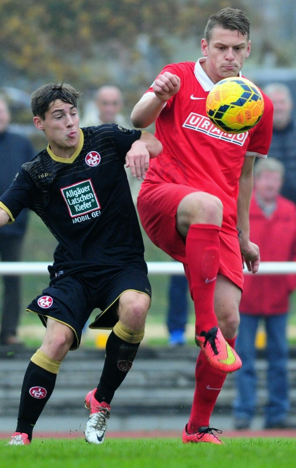 Eine Hereingabe von Ilker Yüksel (r.) fand dank der unfreiwilligen Unterstützung des Kaiserslauterers Danny Laag den Weg zum 1:1-Ausgleich der 05-B-Junioren ins Tor.