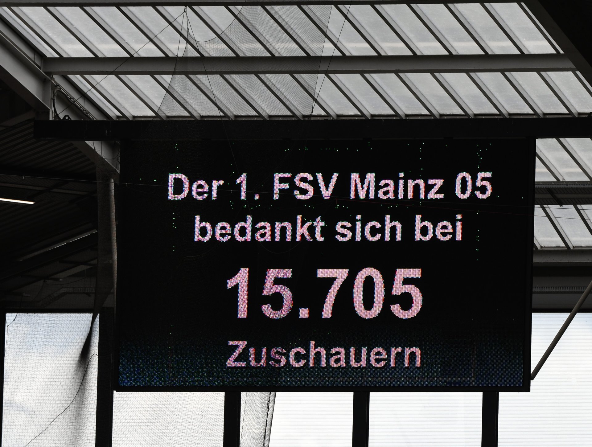 ...fast 16.000 Zuschauer sorgten nicht nur für einen Rekord bei einem Mainzer Jugendfußballspiel, sondern auch für eine Stimmung wie bei den Profis...