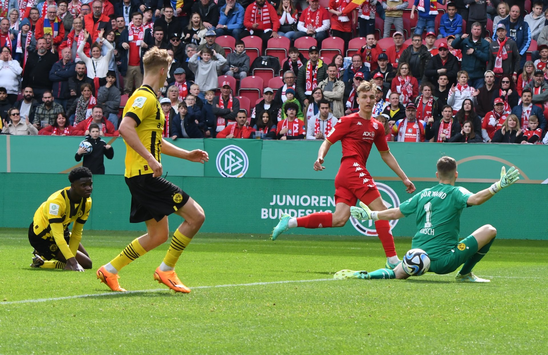 Nelson Weiper war am Vortag beim 3:1 gegen den FC Bayern nicht zum Einsatz gekommen, konnte also in aller Frische aufspielen – und tat das, wie vor dem 1:0, als er mit diesem Schuss den Pfosten traf und damit den Assist für Bierschenk lieferte.