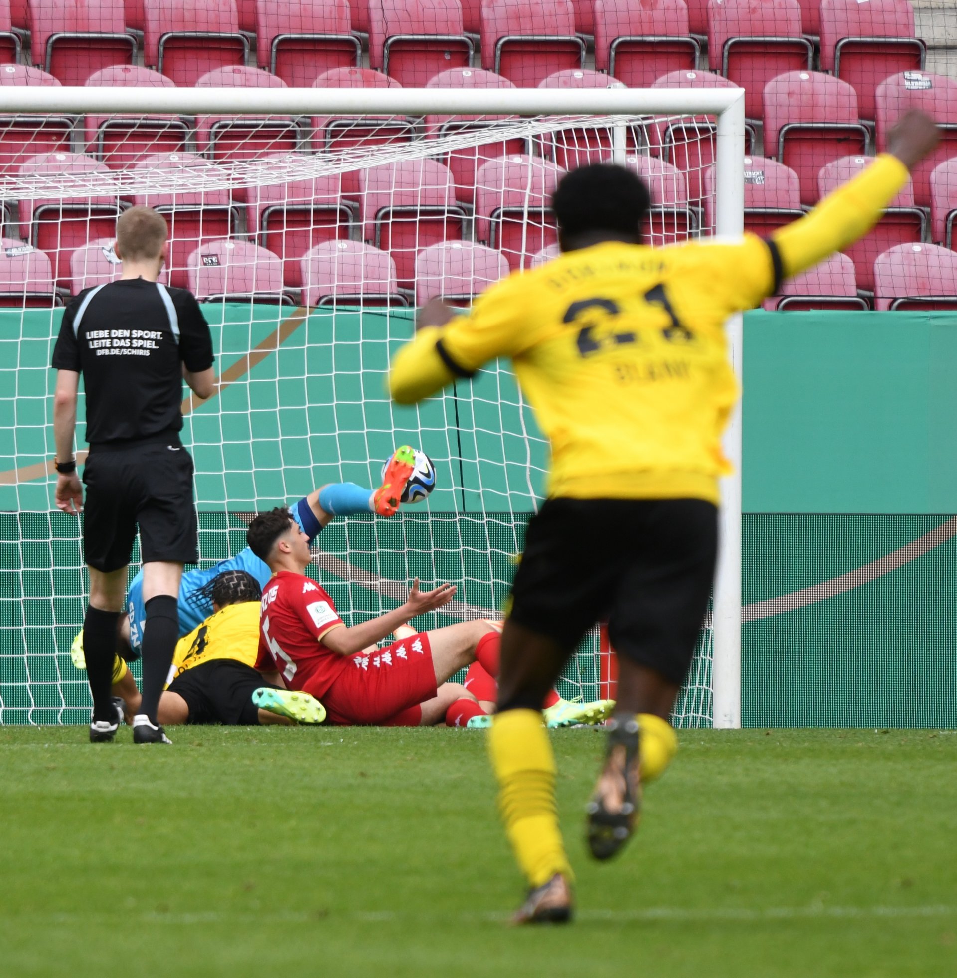 Von Anfang bis Ende waren die 05er die bessere Mannschaft, zu Chancen kam allerdings auch der BVB, und eine davon nutzte Cole Campbell in der 83. Minute zum 1:1.