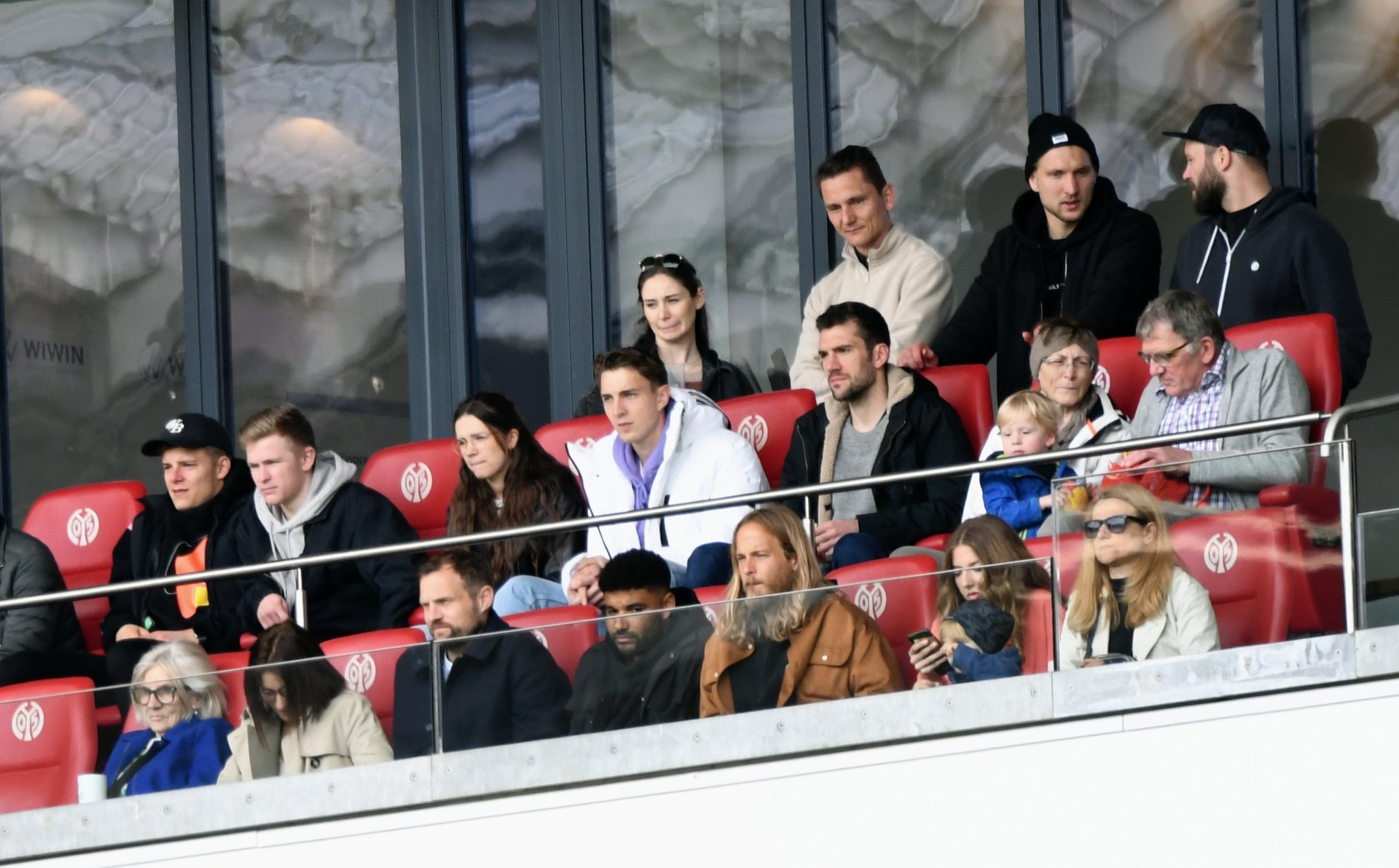 …von denen einige, wie auch Cheftrainer Bo Svensson, auf der Tribüne saßen.