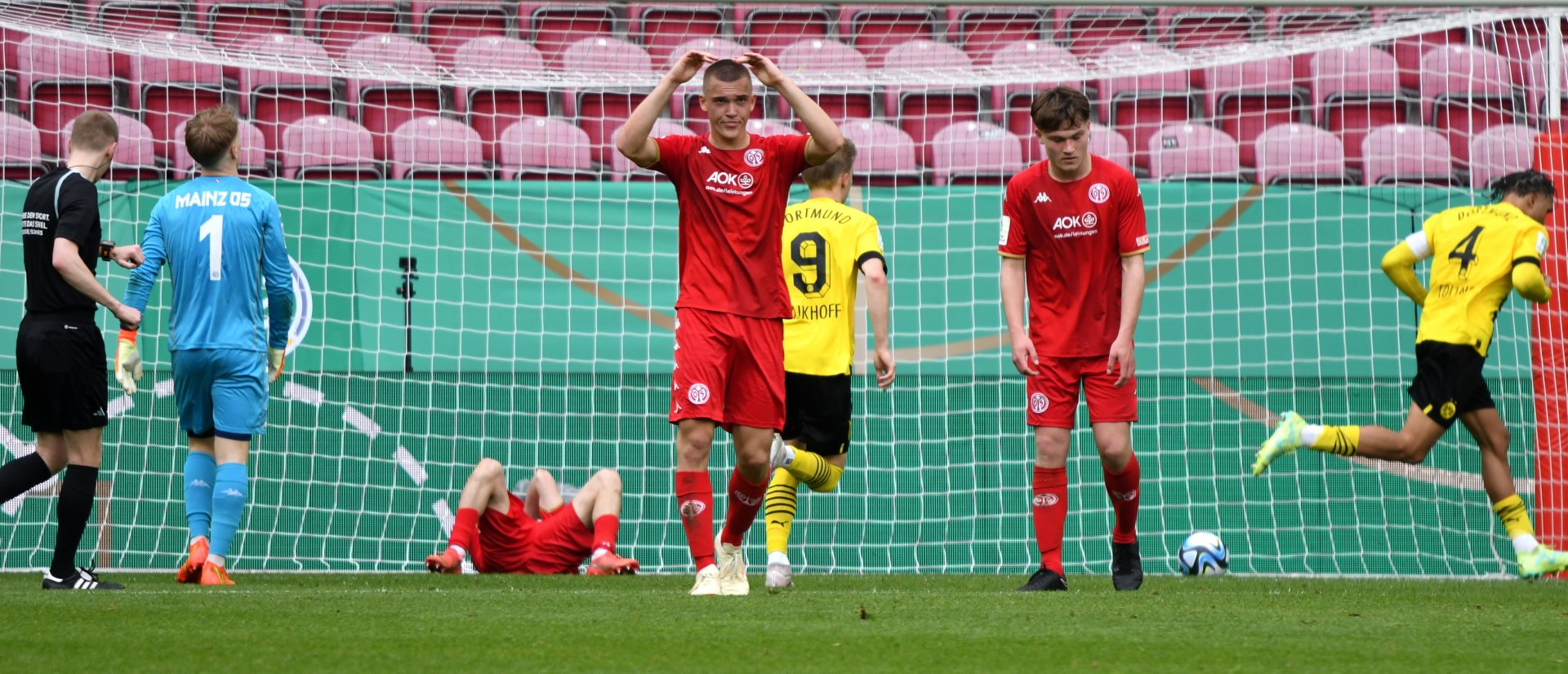 …glitt ihnen die Schale quasi wieder aus den Händen: Mit dem 2:2 retteten sich die Dortmunder in die Verlängerung.