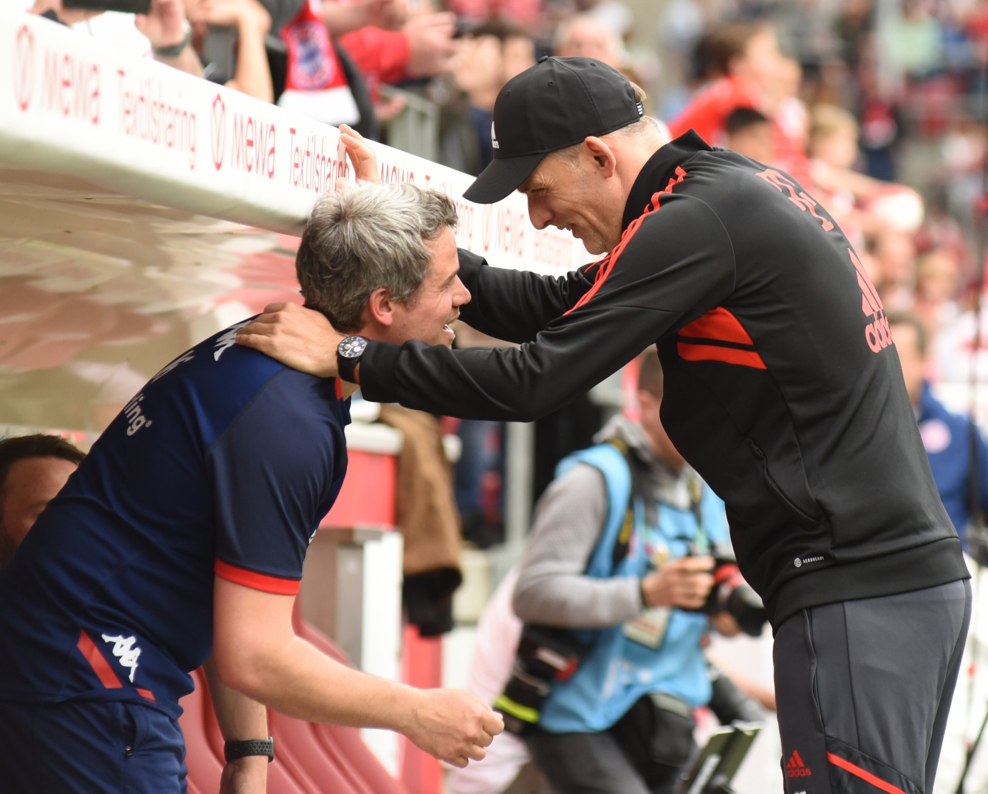 Das Ganze begann mit herzlichen Begrüßungen zwischen Bayern-Trainer Thomas Tuchel und 05-Physio Steffen Tröster…