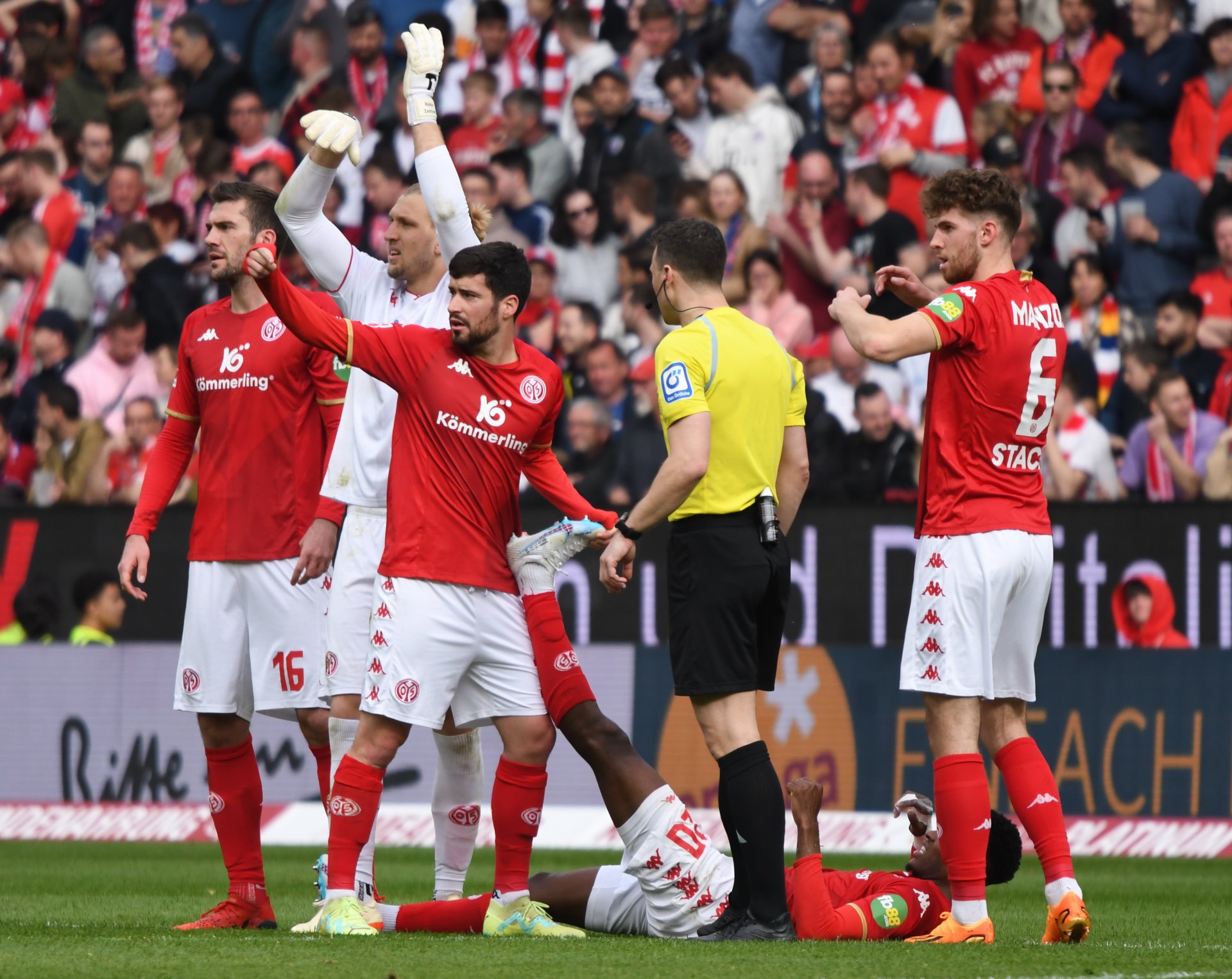 Es folgte ein Spiel, in dem nicht nur Edimilson Fernandes, sondern die gesamte Mainzer Mannschaft zu Boden zu gehen drohte.