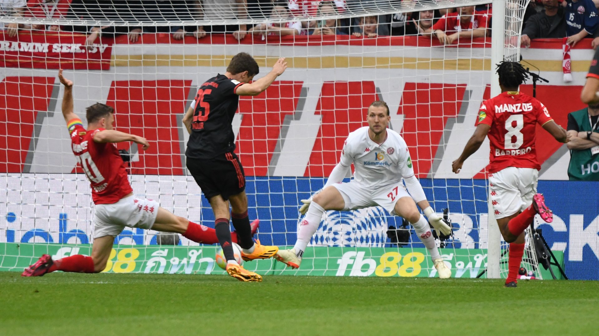 …oder Silvan Widmer mit dieser wichtigen Grätsche gegen Thomas Müller...