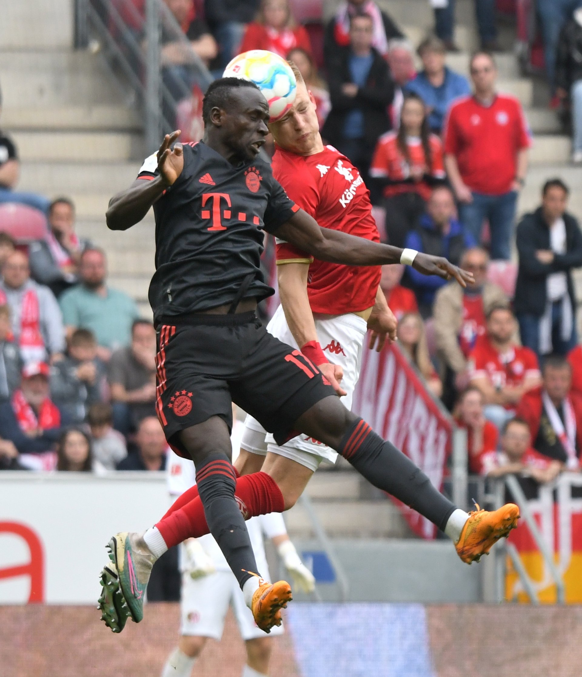 …oder Andreas Hanche-Olsen gegen Sadio Mané.