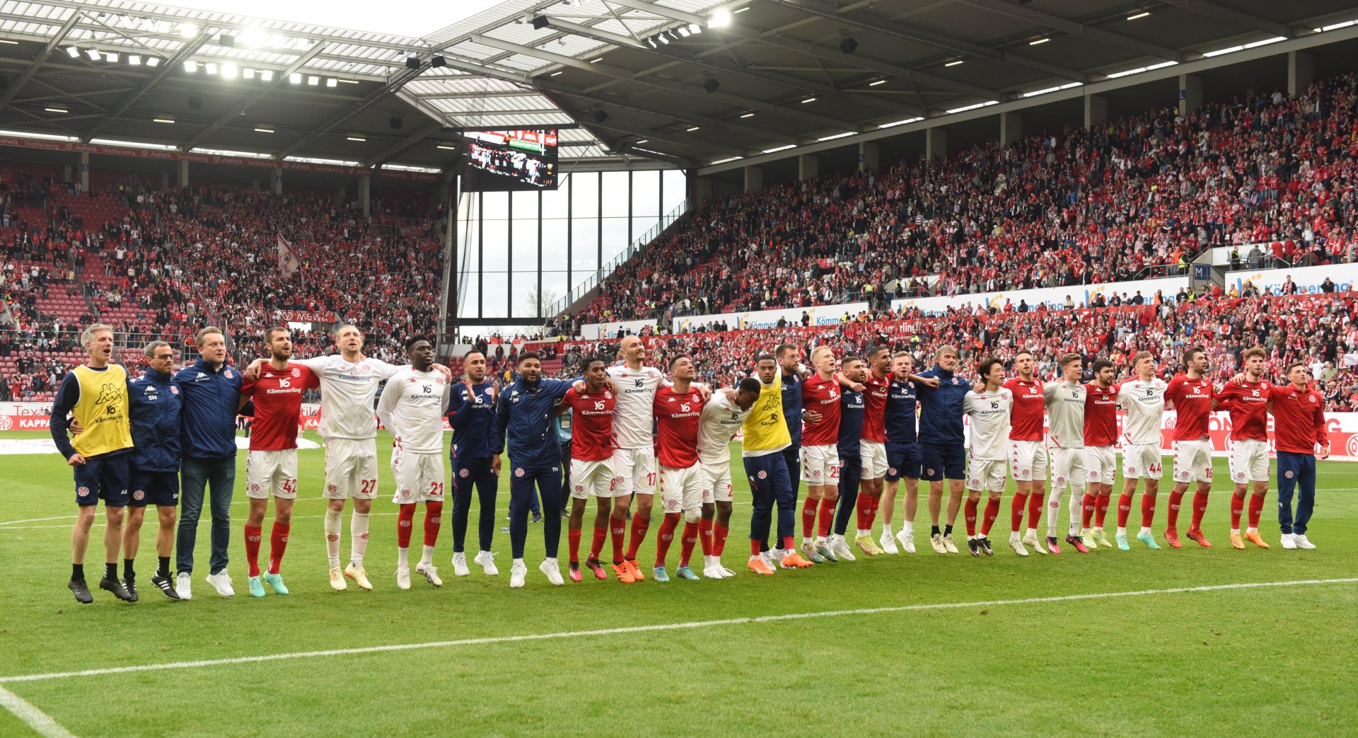 Die Mainzer ließen sich von ihren Fans feiern…
