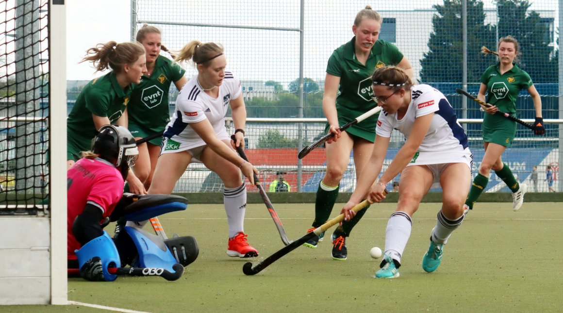 Torannäherung immer wieder, Torschuss kaum: Auch hier läuft der Ball an den Schlägrn von Lusia Poths und Valerie Enders knapp vorbei, ihre Ex-Teamkollegin Jana Dafener (l.) kann entspannen. 