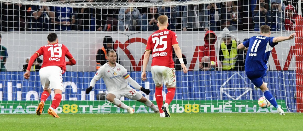 Marius Bülter lässt Robin Zentner keine Chance. Der Schalker verwandelt den Strafstoß sicher zum 3:2-Sieg.