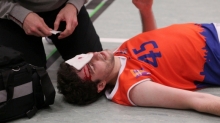 Schmerzhaftes Ende: Für Flügelspieler Philipp Schön war die Partie gegen die Baskets Limburg nach einem überharten Foul anderthalb Minuten vor Schluss vorbei. Ohne ihren Kapitän schafften es die ASC-Männer nicht mehr, die Partie noch zu drehen. 