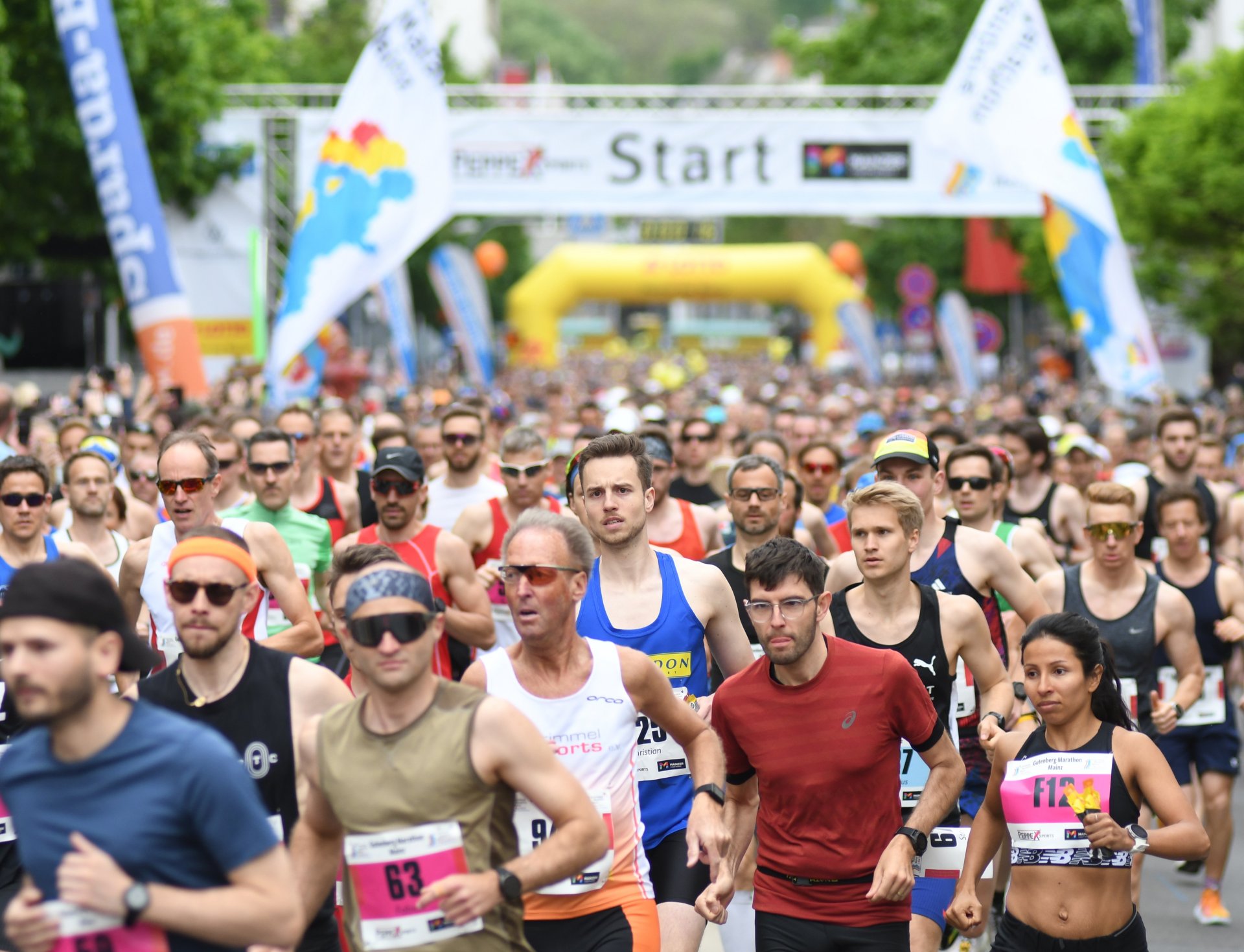 Los geht's beim 21. Gutenberg-Marathon mit einem Schwenk von der Großen Bleiche in die Flachsmarktstraße. Mit dabei: Sven Herzog, der Athletik-Cheftrainer des FSV Mainz 05.