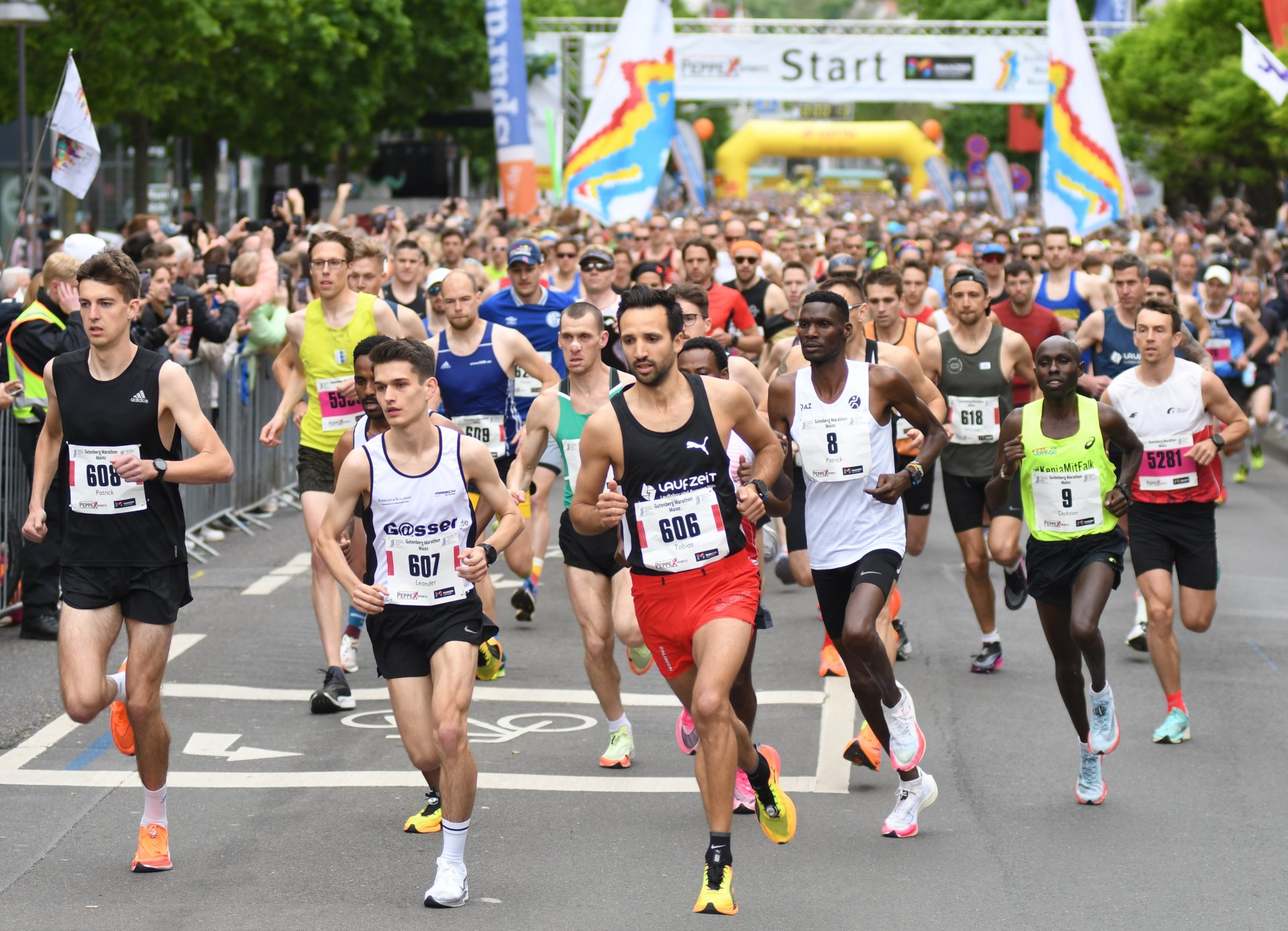 Ganz vorne, unter anderem mit Schott-Leichtathlet Tobias Riker (Bildmitte),  war das Tempo nach dem Startschuss etwas höher...