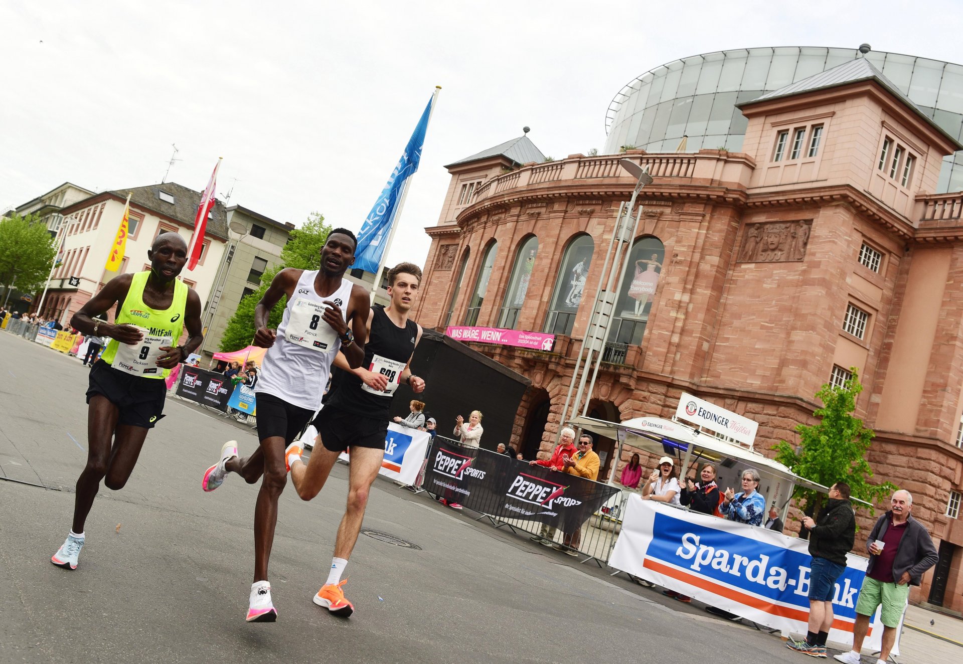 Trio aufm Gutenbergplatz: Patrick Andres (r.) wird den Halbmarathon gewinnen und bei seiner Zeit von 1:06 Stunde davon profitieren, dass Patrick Ereng (M.) und Dickson Kurui aufs Tempo drücken und er sich dranhängen kann. Für Andres ist nach einer Runde Schluss, die beiden Kenianer brechen auf der zweiten Hälfte ein...