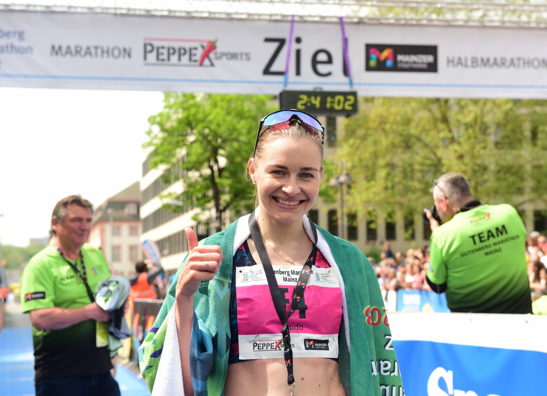 ...und kommt nach 42,195 einsamen Kilometern in 2:40:28 Stunden über die Linie.