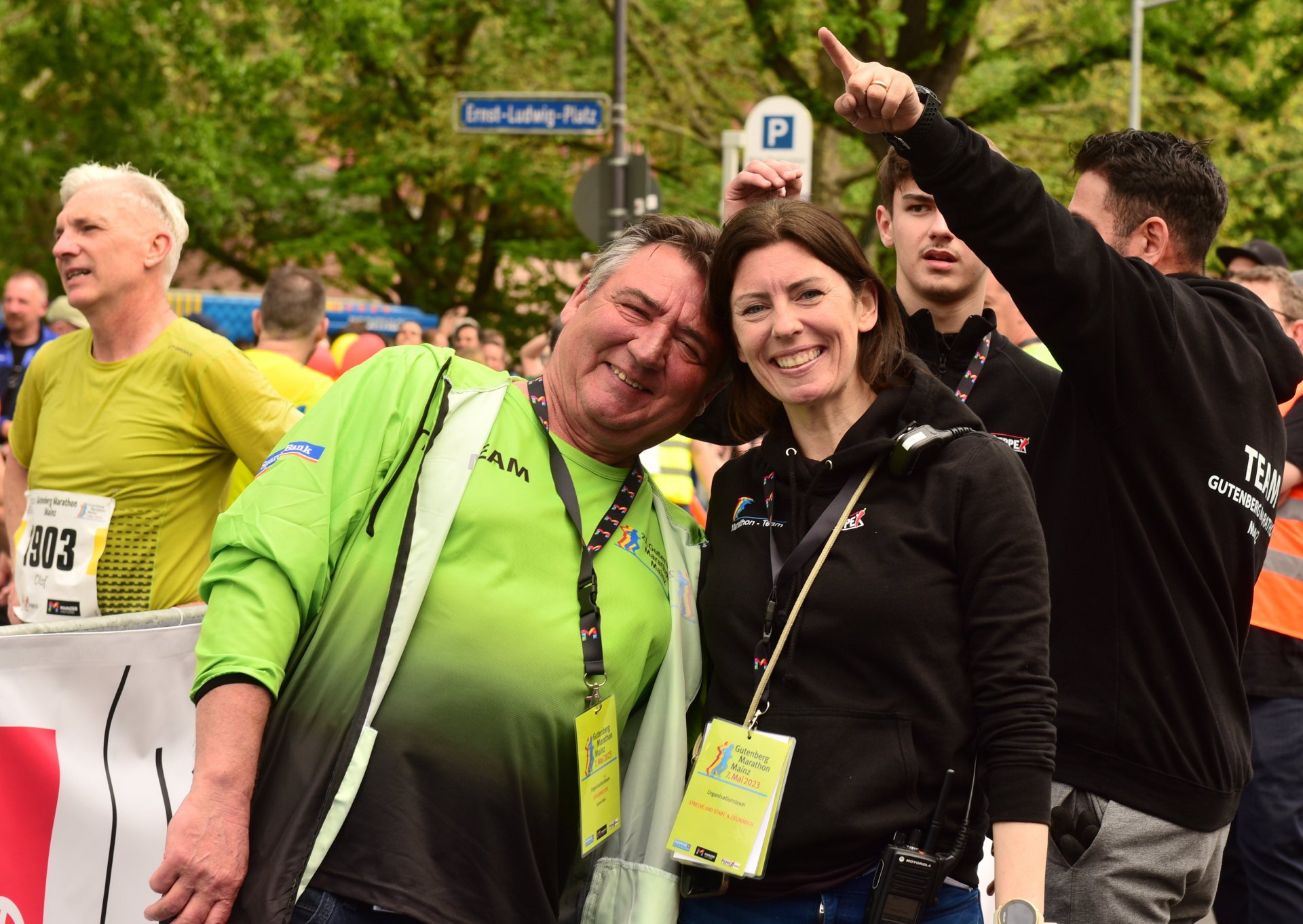 Bürgermeister und Sportdezernent Günter Beck mit Daniela Zeese von der städtischen Sportabteilung.