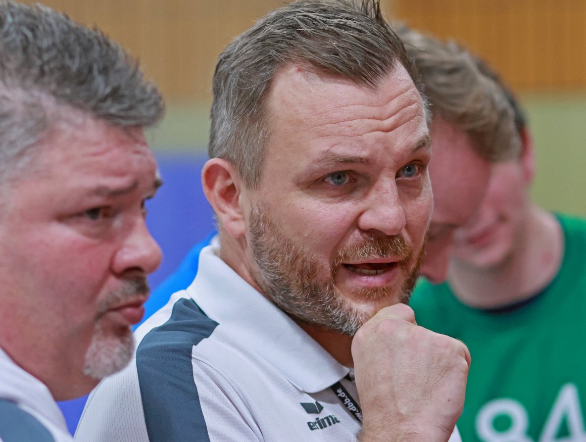 Letzter Einsatz mit dem TV Nieder-Olm: Trainer Tino Stumps übergibt den Handball-Oberligisten nach fünf Jahren an Udo Henß (l.), Roman Walch und Jan Ludwig.