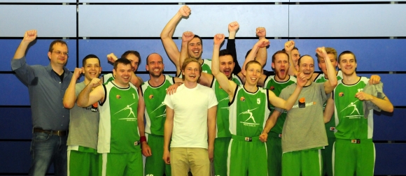 Meistercoach Martin Jurisch (rechts) und seine SCL-Männer freuen sich darüber nach einer furiosen Hinrunde letztlich die Nerven bewahrt zu haben.