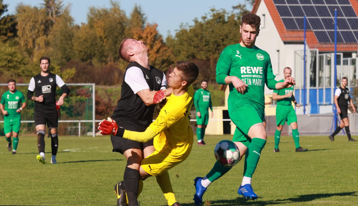 Der Ingelheimer Torwart Bastian Rossmanith geht auch da hin, wo's wehtut, hier in einen Zweikampf mit dem Saulheimer Cedric Schmitt.