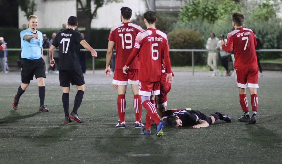 Der Kipppunkt des Hinrundenspiels: Eine Attacke gegen Calvin Faßnacht (liegend) wertete Schiedsrichter Randy Mehler als strafstoßwürdig, der VfB ging vom Punkt elf Minuten vor dem Ende mit 2:1 in Führung und gewann 4:1.