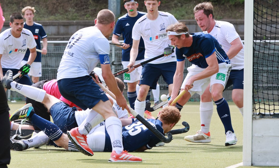 Hockey kann chaotisch sein, wie hier bei der Szeme vor dem Gästetor, wo Tilman Nagel (2.v.r.) und Jonathan Klee (liegend) nahe am Ball sind, ihn aber nicht im Kasten unterbringen.