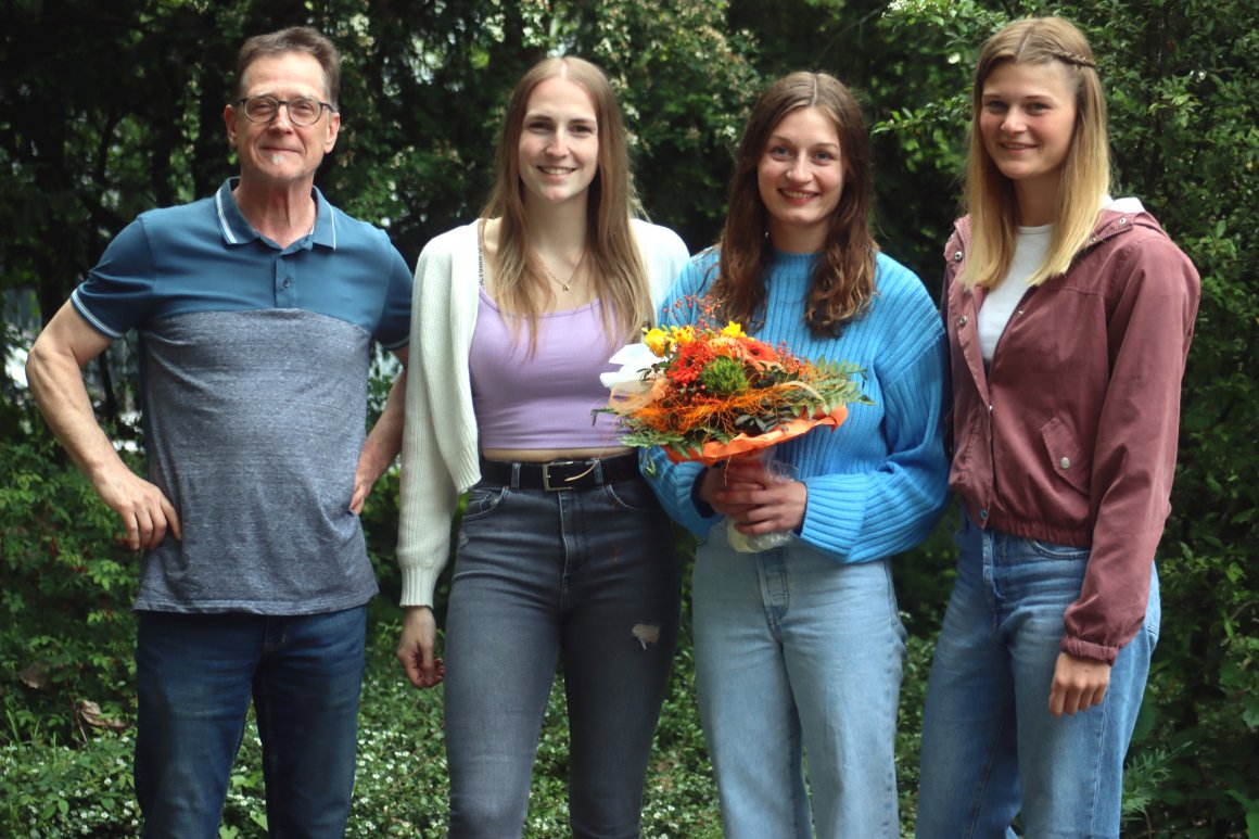 SFB-Abteilungschef Gerhard Mussenbrock muss drei Oberligaspielerinnen ziehen lassen: Carina Oberborbeck und Julia Köppe (v. r.) wollen zumindest mal pausieren, Torfrau Angelina Keil dagegen schließt sich dem Meister HSG Marpingen/Alsweiler an und spielt damit nächste Saison in der Dritten Liga.