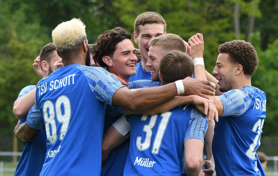 Je mehr solcher Szenen am Sonntag zu sehen sind, desto höher die Wahrscheinlichkeit, dass der TSV Schott sich zum Meister kürt.