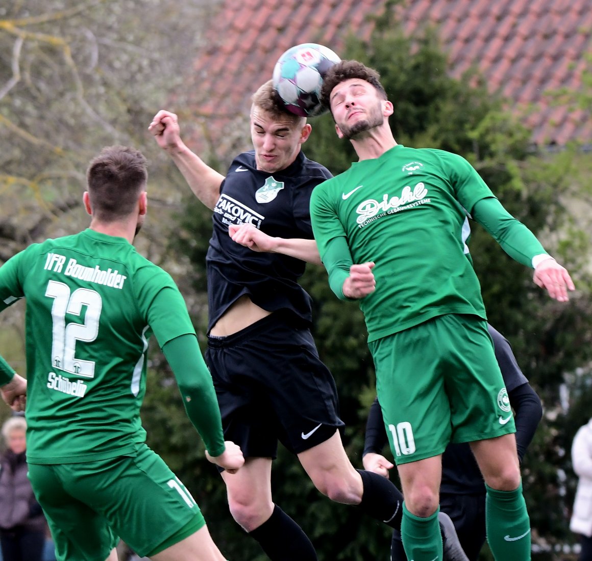 Tarek Schwiderski (M.) weiß, wie man mit der TuS aufstiegsrelevante Spiele gewinnt.