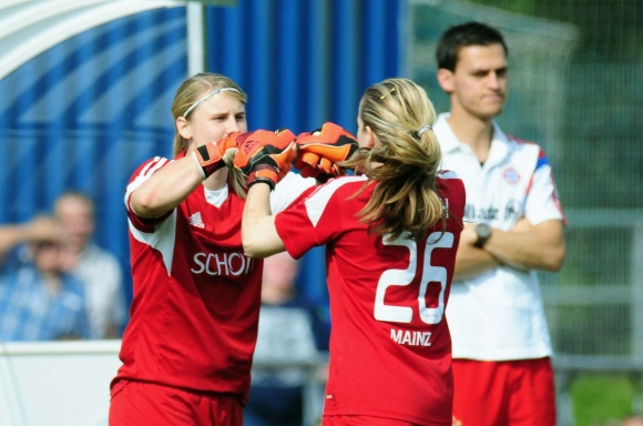 Weil sowohl Denise Bauer (l.) als auch Laura Schuch ausfielen und der TSV Schott ohne Torfrau dastand...