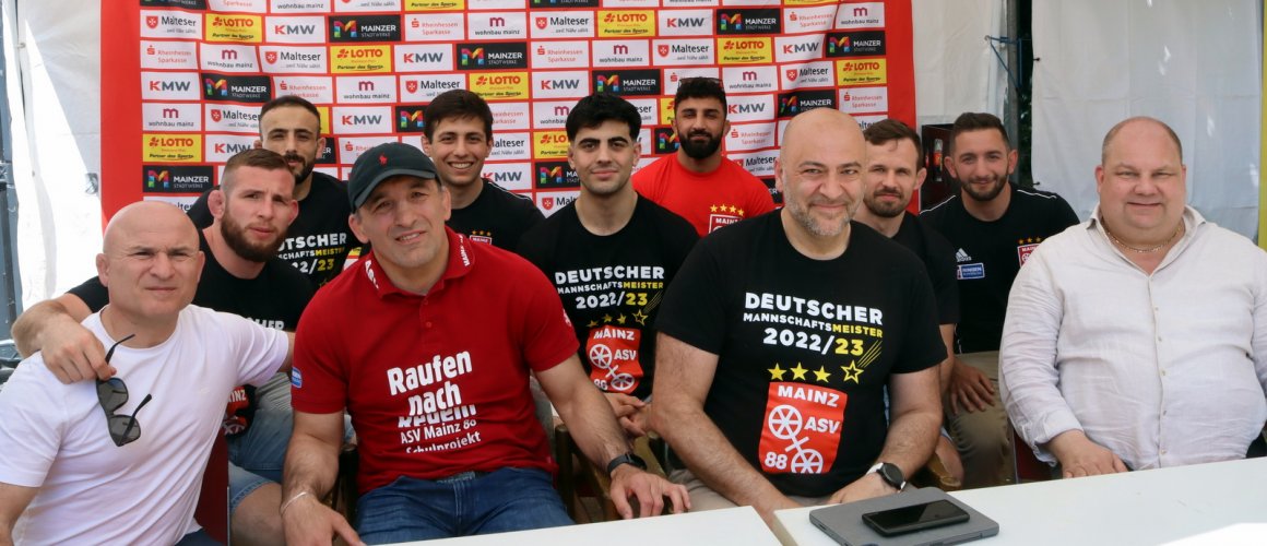 Sind guter Dinge: (v.l.) Greco-Trainer Harun Yildiz, Kapitän Wladimir Remel, Pouria Taherkhani, Cheftrainer Davyd Bichinashvili, Josif Shabazyan, Alen Tamrazov, Mohammad Damankhoshk, Vereinsvize und Pressesprecher Karani Kutlu, Alexander Semisorow, Ibrahim Fallacara, Vereinsvize und Sportlicher Leiter Stefan Löhner.