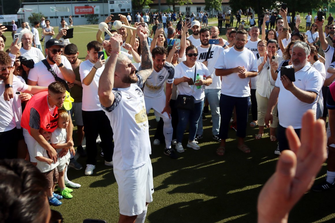 FC-Innenverteidiger Ninos Shamoun gab den Vortrommler bei den Gesangseinlagen des frischgebackenen Meisters.