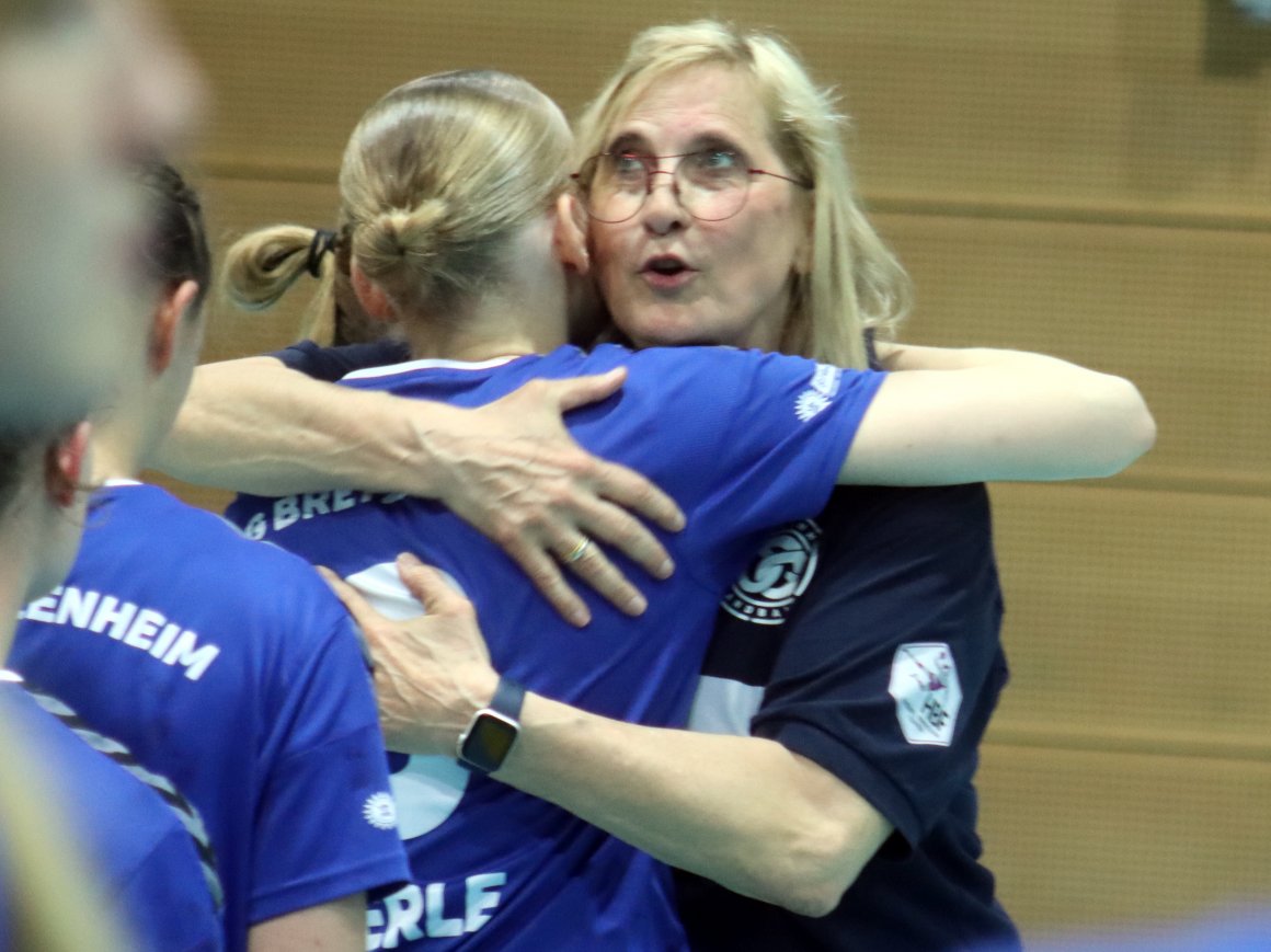 Alissa Werle, die Ildikó Barna nach dem letzten Heimspiel unter ihrer Regie herzt, würde Barna gerne auf ihrem Weg zur Bundesligahandballerin als Beraterin begleiten.