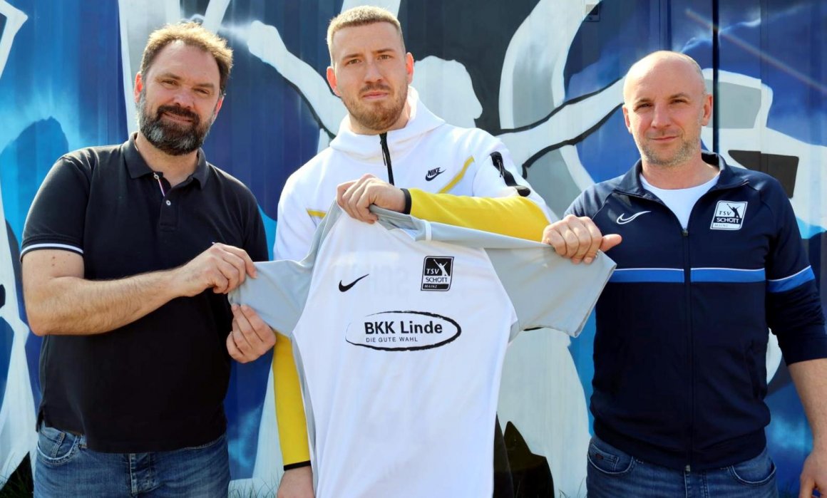 Schon früher in Kontakt, jetzt hat's geklappt: Sascha Meeth (l.) und Till Pleuger, Sportlicher Leiter und Manager des TSV Schott, freuen sich über die Verpflichtung von Torwart Denis Wieszolek.