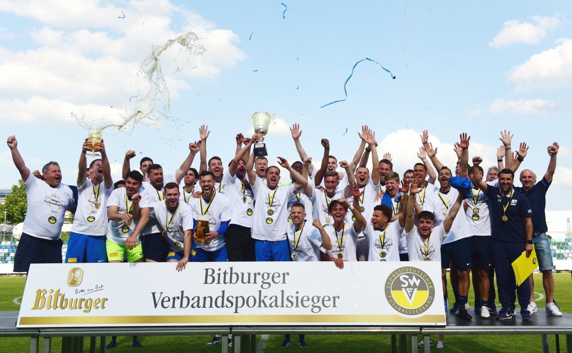 Die Krönung einer erfolgreichen Saison: In Pirmasens bejubelten Spieler, Trainer und Betreuer des TSV Schott Mainz am Samstagabend den Sieg im Verbandspokalfinale.