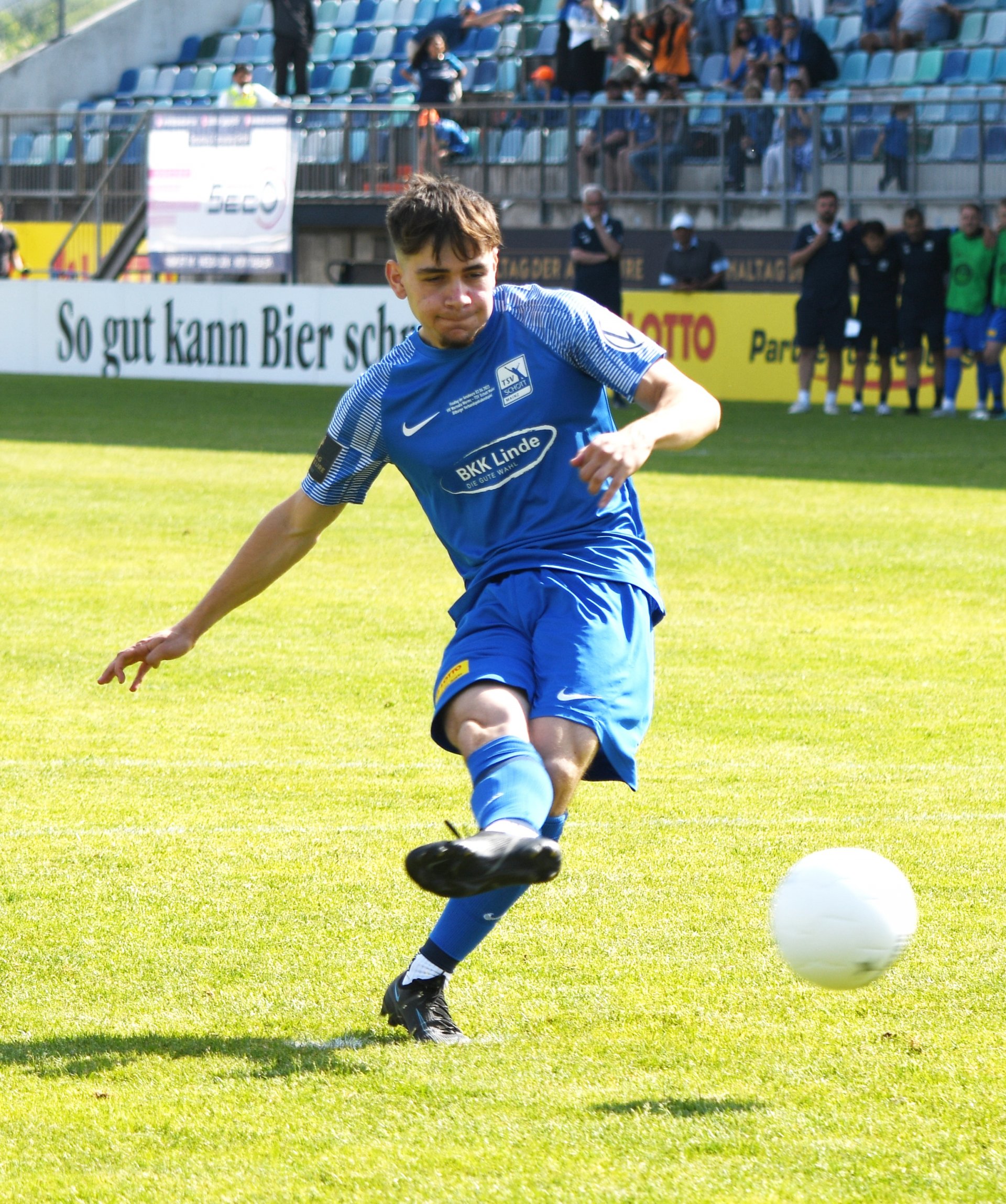 Zuvor hatte Youngster Dorian Cucchiara seine Mannschaft im Elfmeterschießen gegen Wormatia Worms mit 5:4 in Führung gebracht.