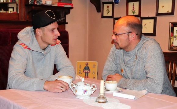 Als Fremdenführer in Köpenick taugt Sebastian Polter (l., im Gespräch mit SPORTAUSMAINZ.de-Redakteur Peter H. Eisenhuth) noch nicht. Sportlich aber ist der Stürmer bei Union Berlin angekommen.