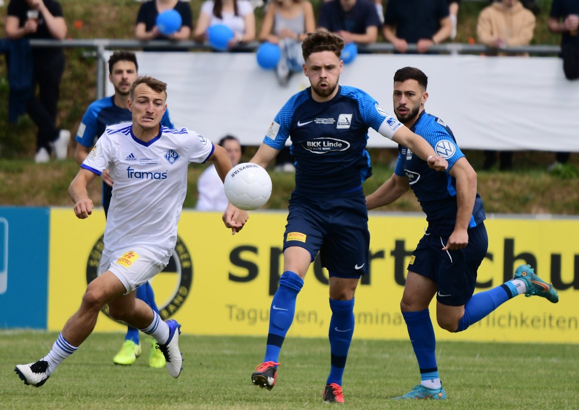 Der Pokalsieg gegen den FK Pirmasens war Jost Mairoses (vorne) bislang letztes Spiel für den TSV Schott...