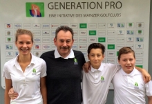  MGC-Jugendsportkoordinator Henning Brinkmann freut sich mit (v.l.) Palu Neumann, Noah Weidmann und Philipp Tilmes über deren Aufnahme in die Landeskader.