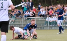 Genügend Hinfaller für diese Saison, nun sollte es endlich Siege geben: Leif Wegener (Mitte) und Alexander Hemmersbach (r.) müssen das schwere Auswärtsspiel beim HTC Würzburg erfolgreich gestalten, um nicht in allerhöchste Abstiegsgefahr zu geraten.