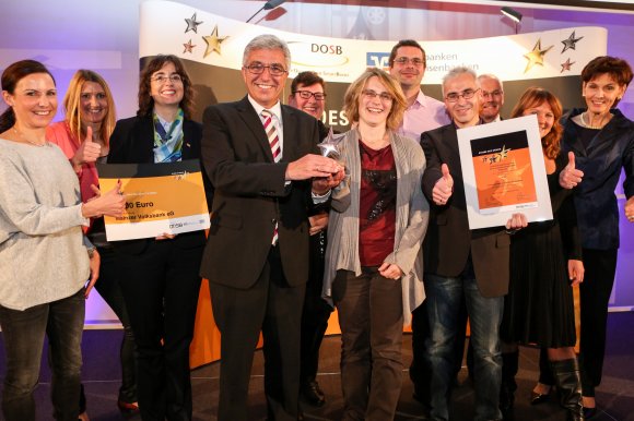 Mit den Sternen um die Wette strahlen: Innenminister Roger Lewentz zeichnete den TuS Sörgenloch mit dem Silbernen Stern des Sports als Landessieger aus.